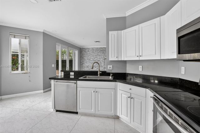 10755 SW 17th Place, Davie, FL 33324