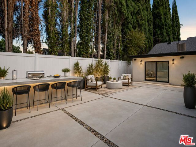 5955 Oakdale Avenue, Woodland Hills (los Angeles), CA 91367