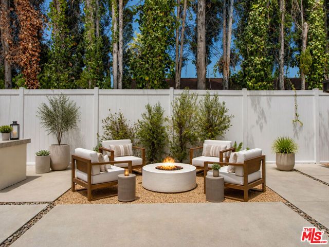 5955 Oakdale Avenue, Woodland Hills (los Angeles), CA 91367
