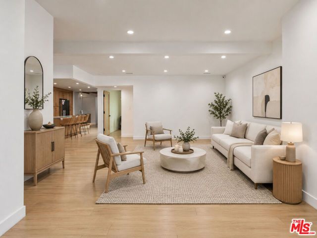 5955 Oakdale Avenue, Woodland Hills (los Angeles), CA 91367