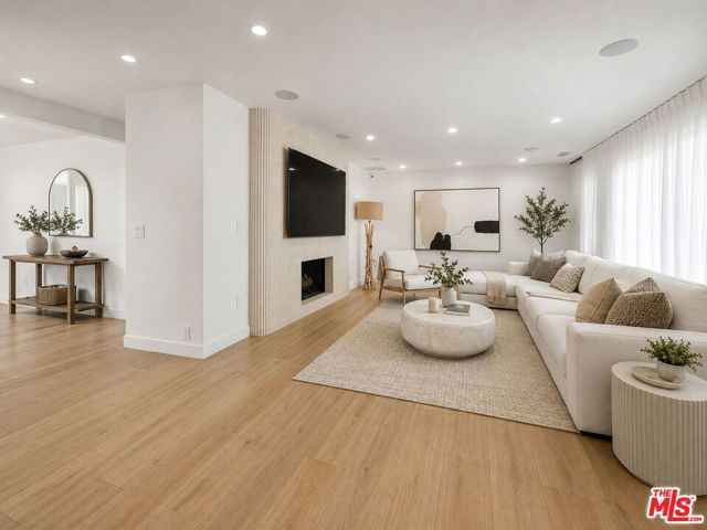 5955 Oakdale Avenue, Woodland Hills (los Angeles), CA 91367