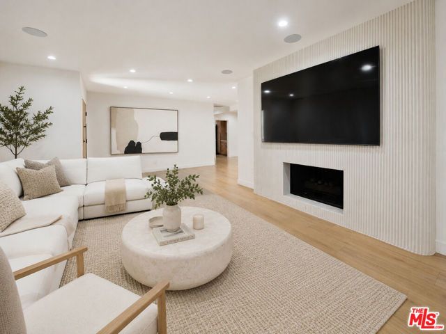 5955 Oakdale Avenue, Woodland Hills (los Angeles), CA 91367