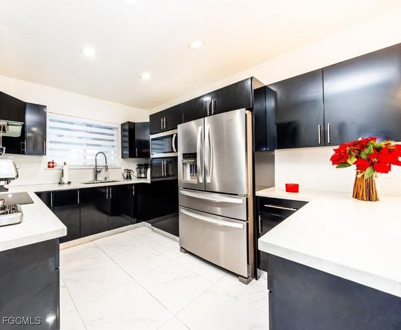 9365 SW 44th St, Miami, FL 33165