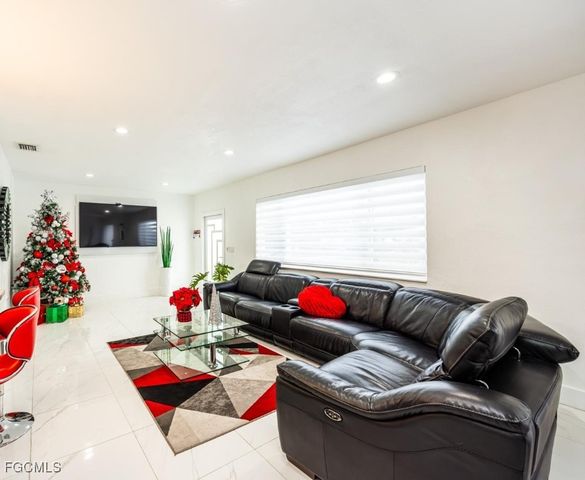 9365 SW 44th St, Miami, FL 33165