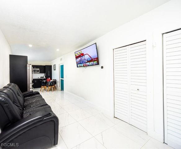 9365 SW 44th St, Miami, FL 33165