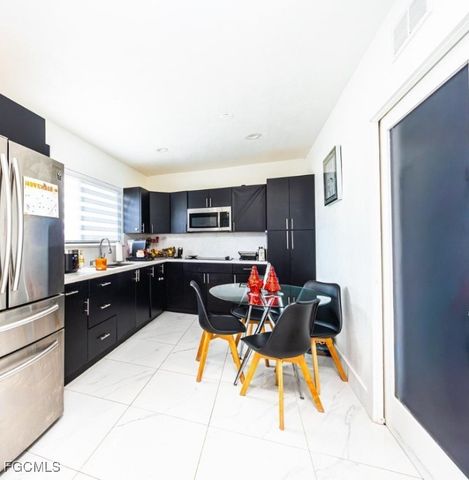 9365 SW 44th St, Miami, FL 33165