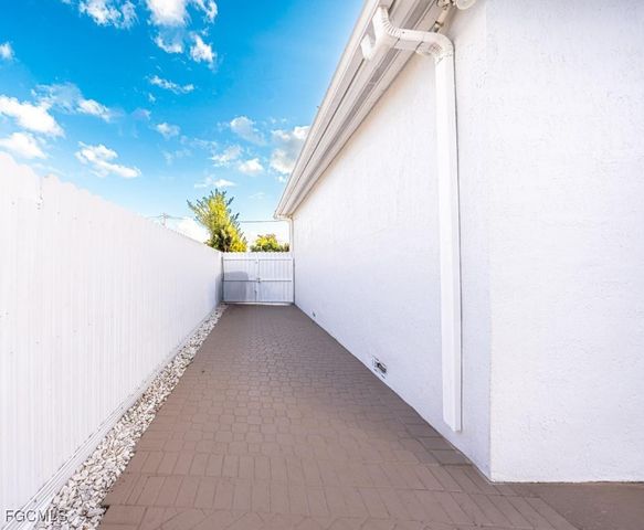 9365 SW 44th St, Miami, FL 33165