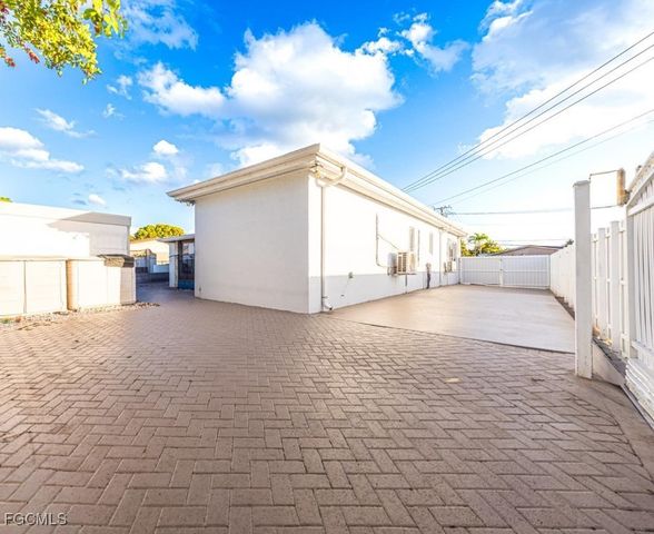 9365 SW 44th St, Miami, FL 33165