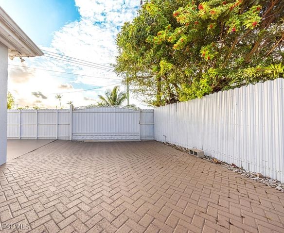 9365 SW 44th St, Miami, FL 33165