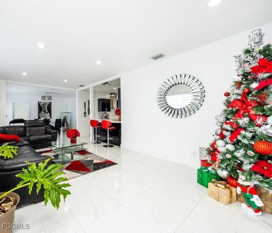 9365 SW 44th St, Miami, FL 33165