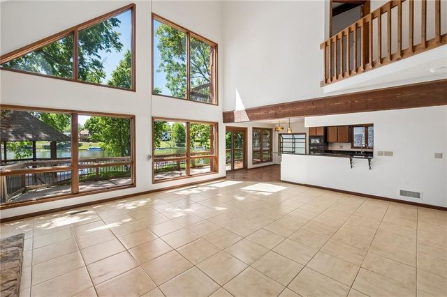 155 North Shore Drive, Lake Waukomis, MO 64151