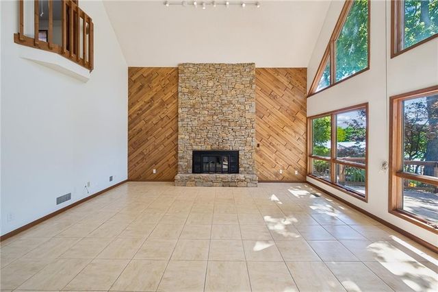 155 North Shore Drive, Lake Waukomis, MO 64151