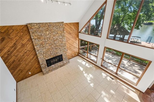 155 North Shore Drive, Lake Waukomis, MO 64151
