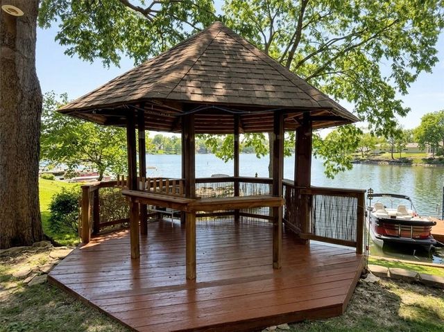 155 North Shore Drive, Lake Waukomis, MO 64151