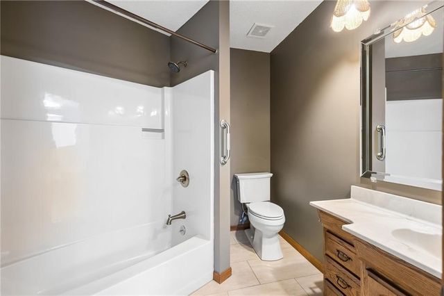 155 North Shore Drive, Lake Waukomis, MO 64151