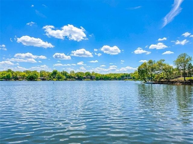 155 North Shore Drive, Lake Waukomis, MO 64151