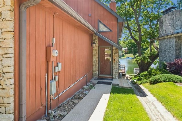 155 North Shore Drive, Lake Waukomis, MO 64151