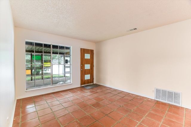 100 E Lisa DR, Austin, TX 78752