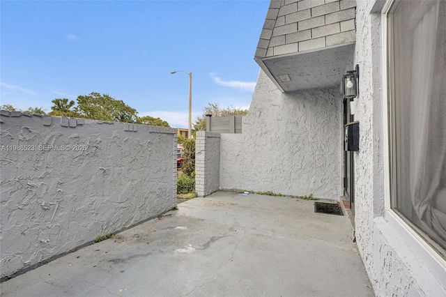 7402 NW 75th St, Tamarac, FL 33321