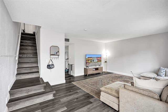 7402 NW 75th St, Tamarac, FL 33321