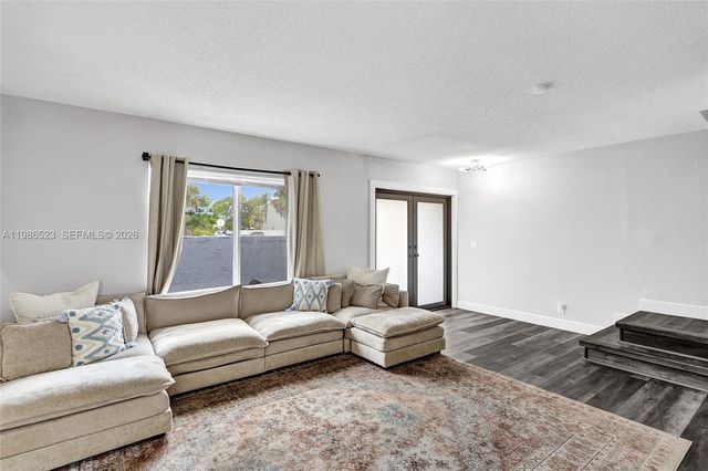 7402 NW 75th St, Tamarac, FL 33321