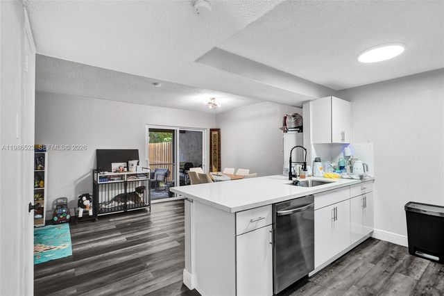 7402 NW 75th St, Tamarac, FL 33321