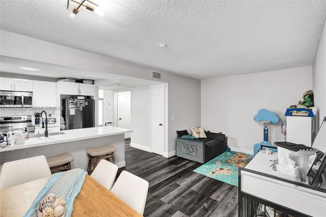 7402 NW 75th St, Tamarac, FL 33321