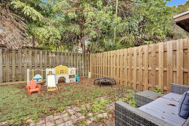 7402 NW 75th St, Tamarac, FL 33321