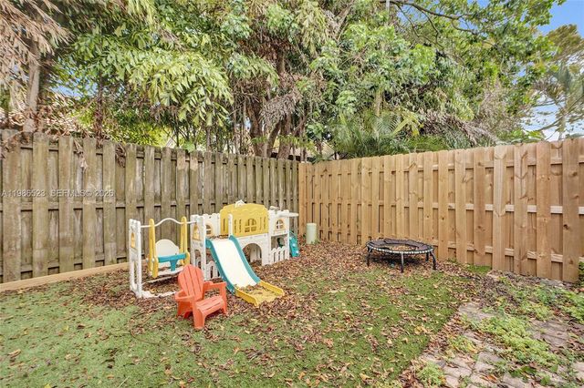 7402 NW 75th St, Tamarac, FL 33321