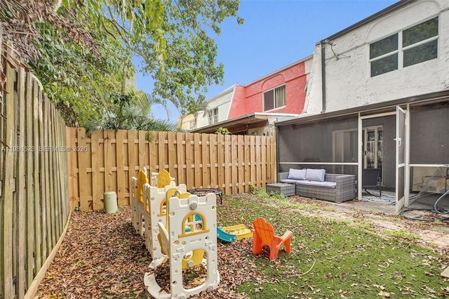 7402 NW 75th St, Tamarac, FL 33321