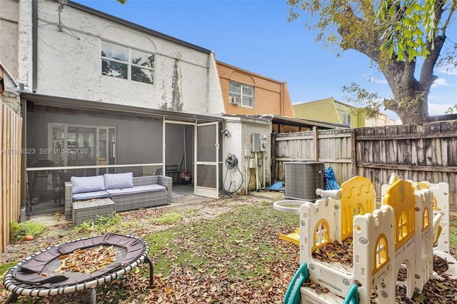 7402 NW 75th St, Tamarac, FL 33321