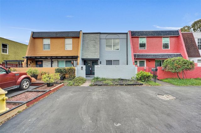 7402 NW 75th St, Tamarac, FL 33321