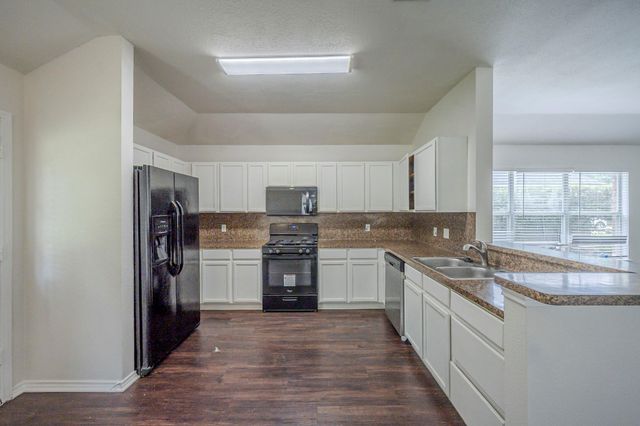 3006 Greenlawn ST, Taylor, TX 76574