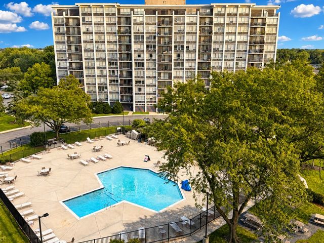 8815 W Golf Road 8F, Niles, IL 60714