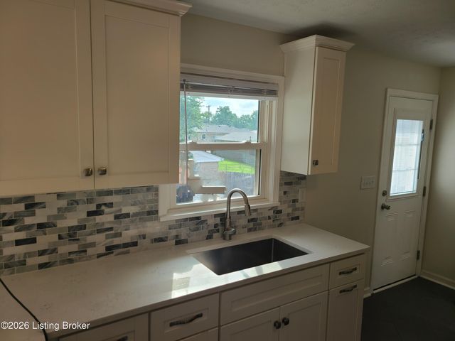 7316 Windemere Dr, Louisville, KY 40214