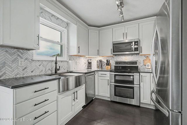 192 White Blossom Dr, Shepherdsville, KY 40165