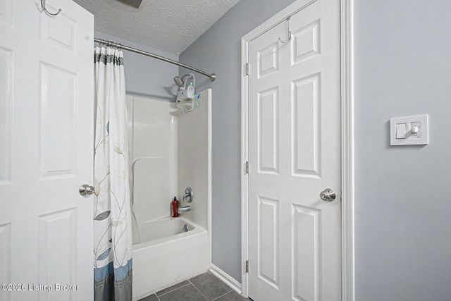 192 White Blossom Dr, Shepherdsville, KY 40165