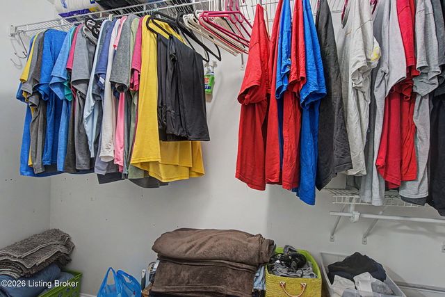 192 White Blossom Dr, Shepherdsville, KY 40165