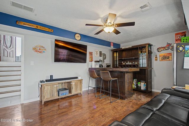 192 White Blossom Dr, Shepherdsville, KY 40165