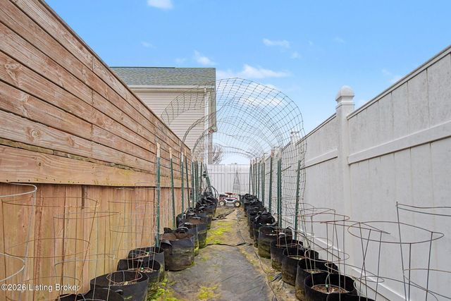 192 White Blossom Dr, Shepherdsville, KY 40165