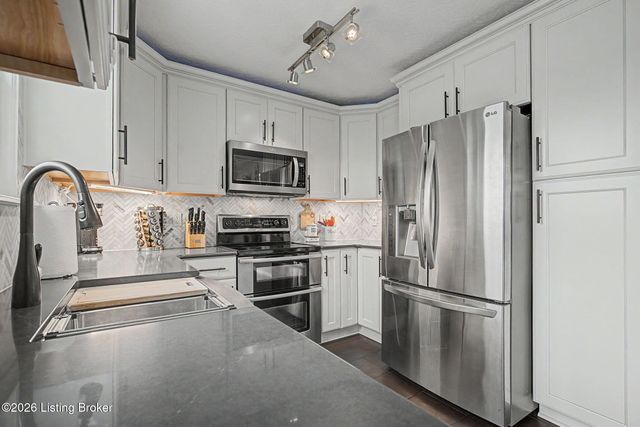 192 White Blossom Dr, Shepherdsville, KY 40165