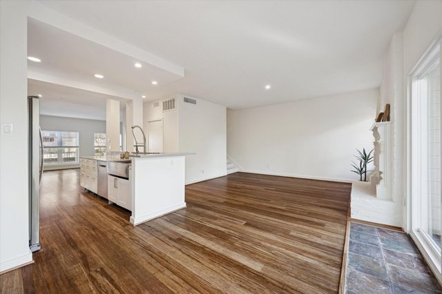 1802 Stoney Brook 102, Houston, TX 77063