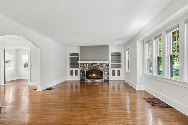 91 Warrington Dr, Brighton, NY 14618