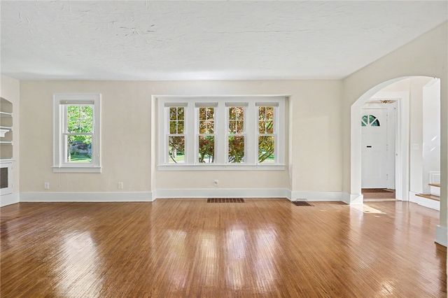 91 Warrington Dr, Brighton, NY 14618