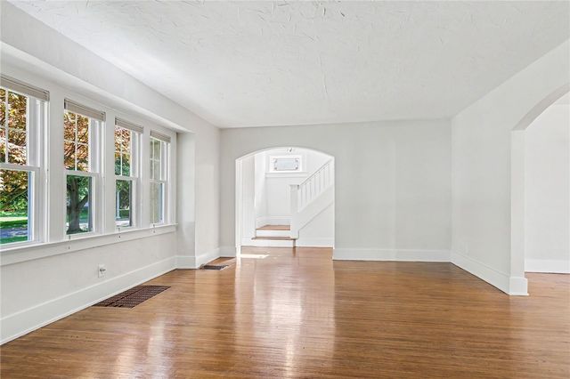 91 Warrington Dr, Brighton, NY 14618