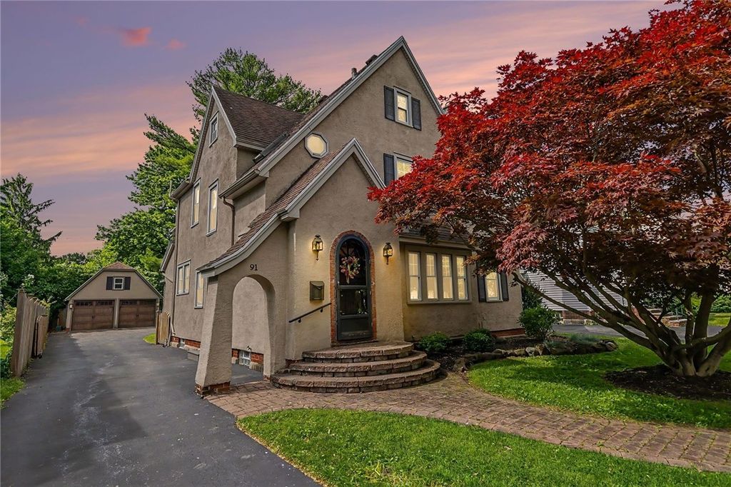 91 Warrington Dr, Brighton, NY 14618