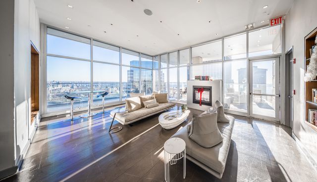 75 Wall St Apt 37K, New York City, NY 10005