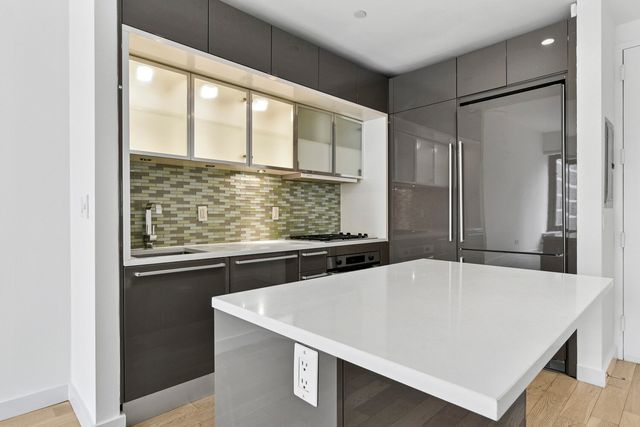 75 Wall St Apt 37K, New York City, NY 10005