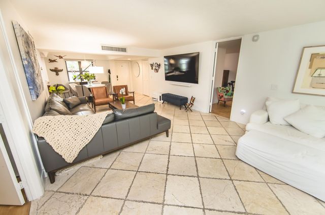 501 SW 11th Place 101, Boca Raton, FL 33432