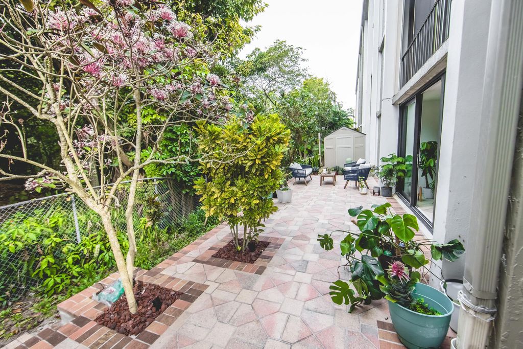 501 SW 11th Place 101, Boca Raton, FL 33432